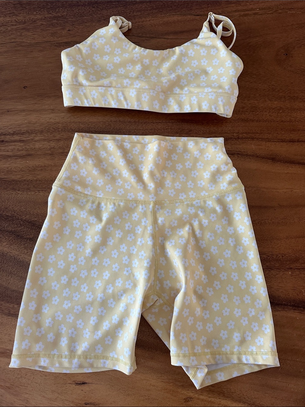 WILO butter yellow 90s Floral workout Set